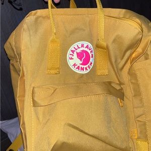 💛yellow backpack💛 (has been used , great condition ‼️)